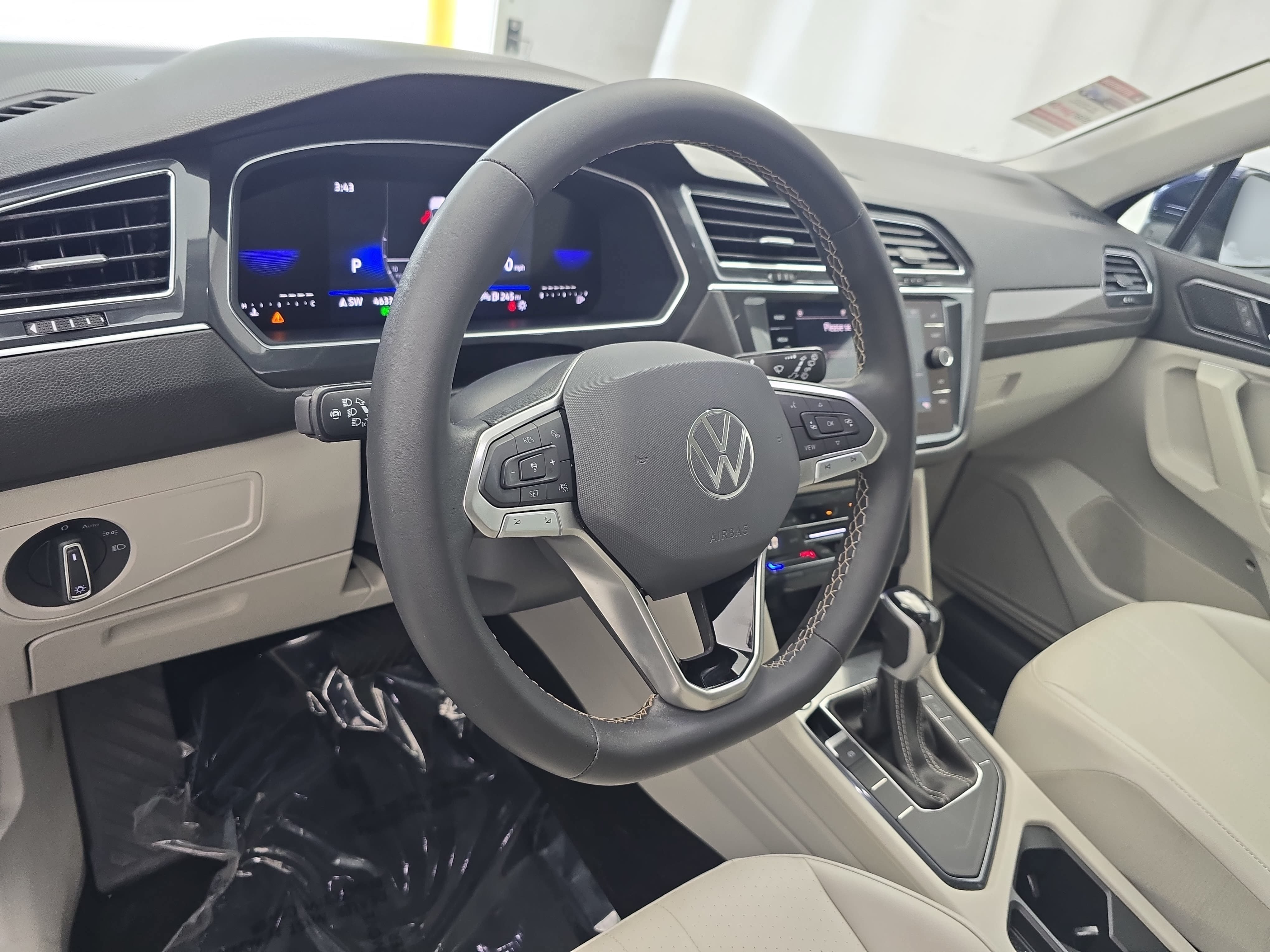 Used 2023 Volkswagen Tiguan SE w/ Panoramic Sunroof Package FWD image 16