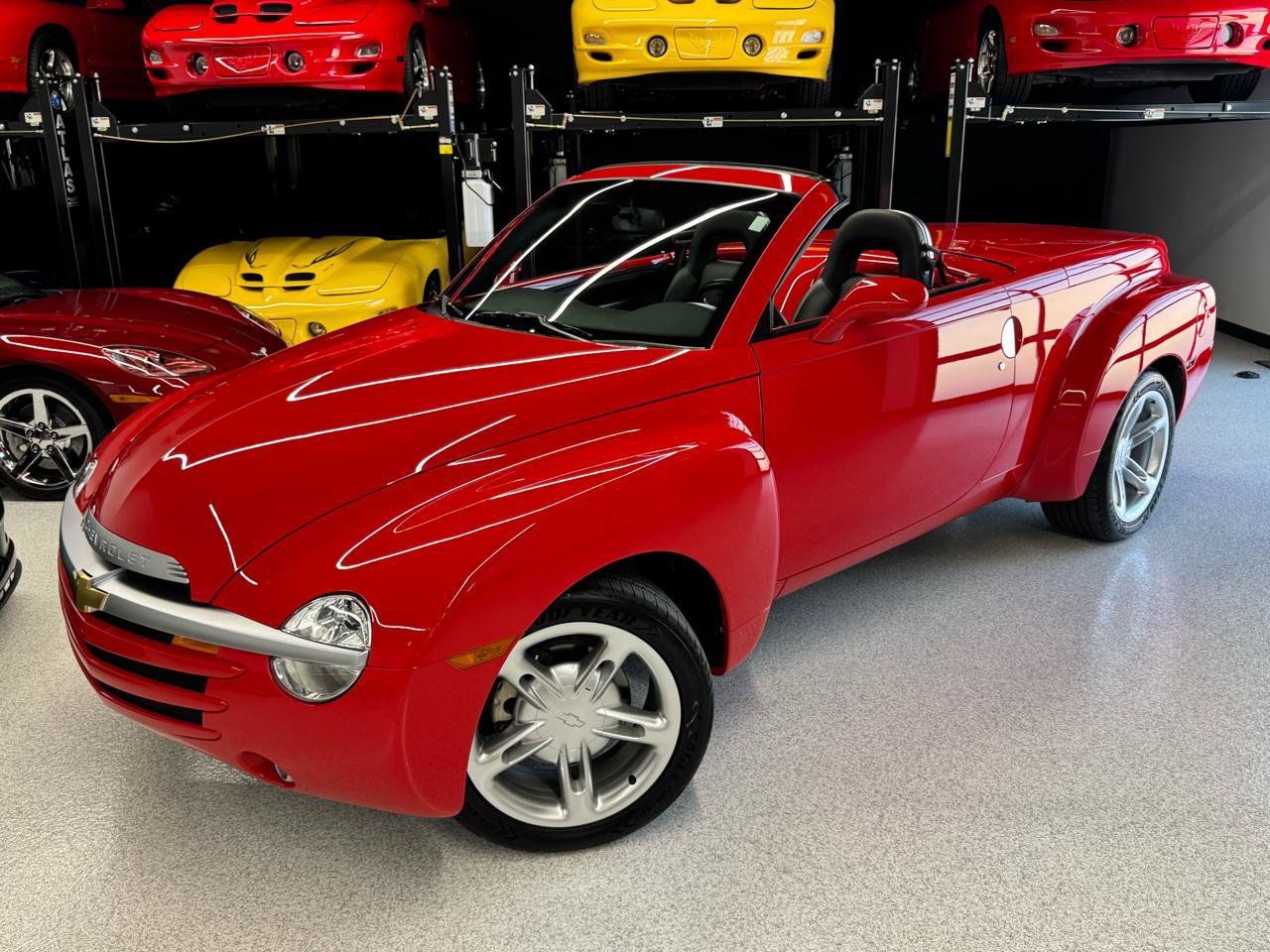 Used 2003 Chevrolet SSR w/ Preferred Equipment Group RWD image 2