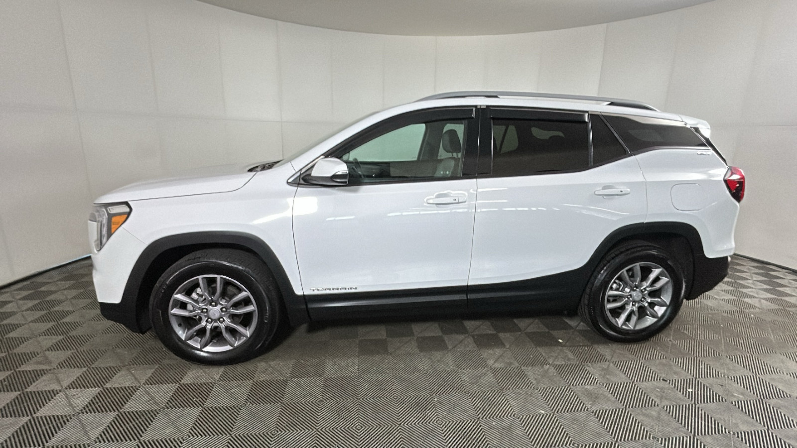 Used 2023 GMC Terrain SLT AWD/4WD image 7