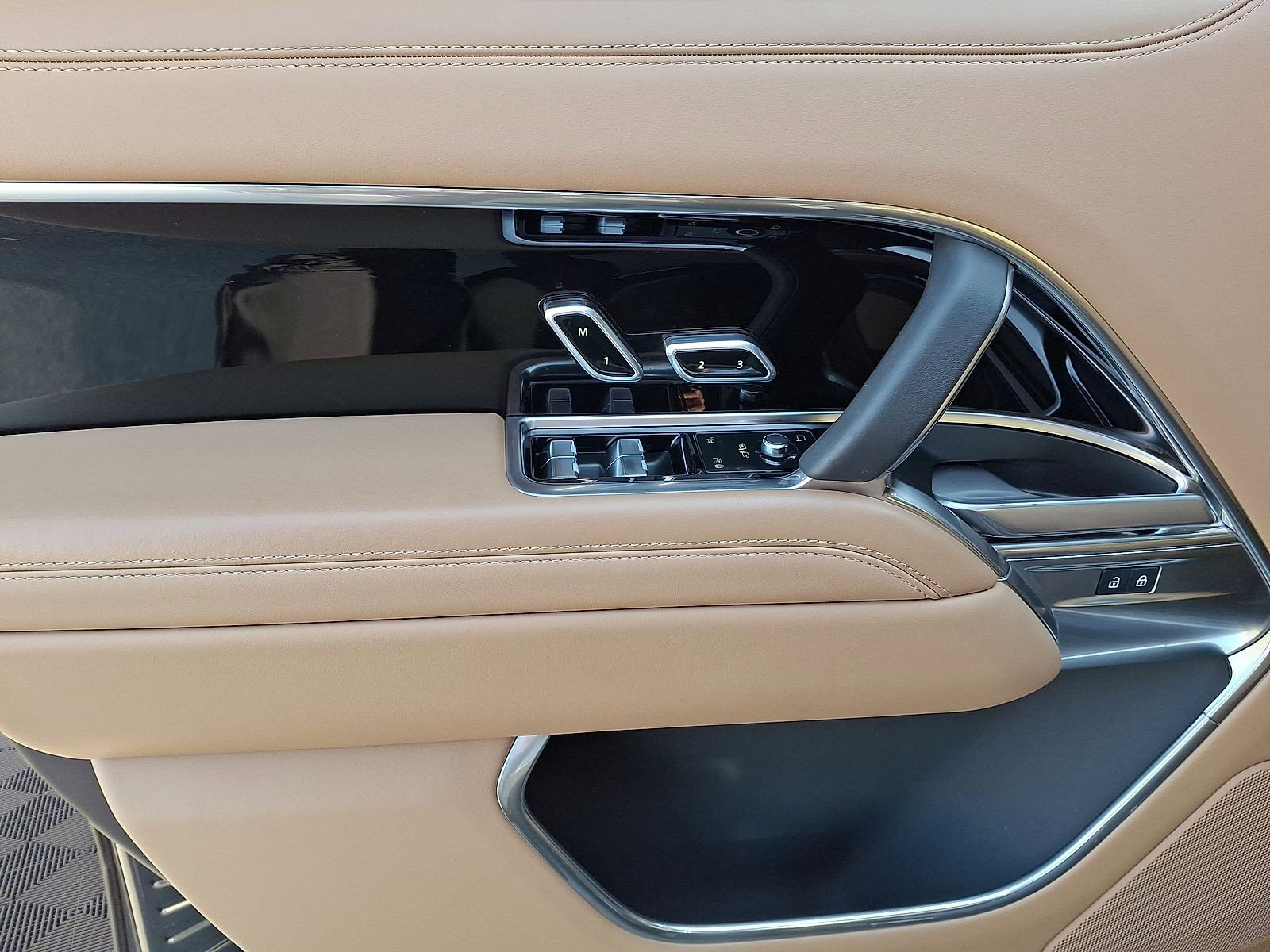 Used 2025 Land Rover Range Rover Long Wheelbase SE image 4