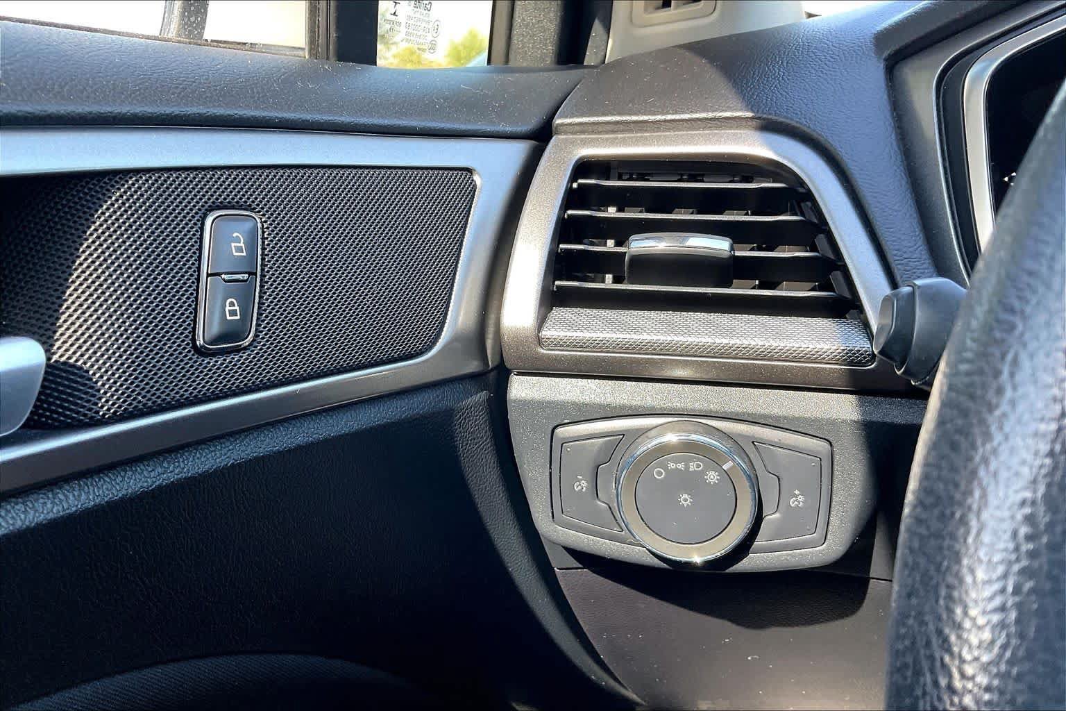 Used 2020 Ford Fusion SE FWD image 34