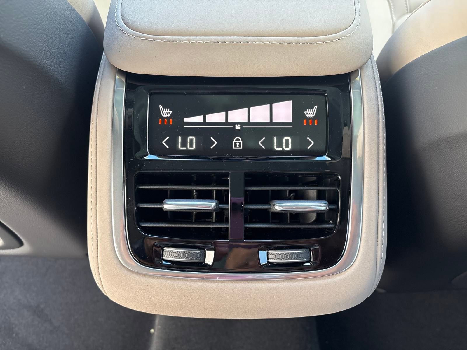 New 2026 Volvo XC90 B6 Plus w/ Protection Package Premier image 32