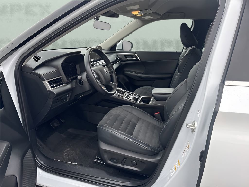 Used 2023 Mitsubishi Outlander SE image 9