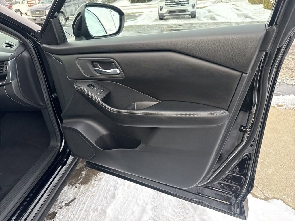 Used 2024 Nissan Rogue SV image 37