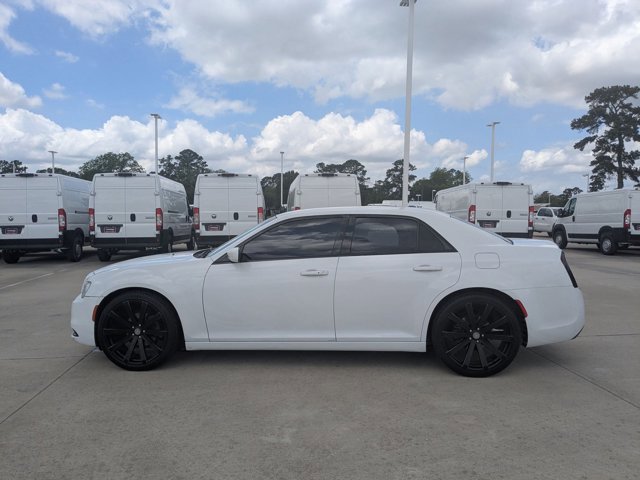 Used 2018 Chrysler 300 Touring L image 9