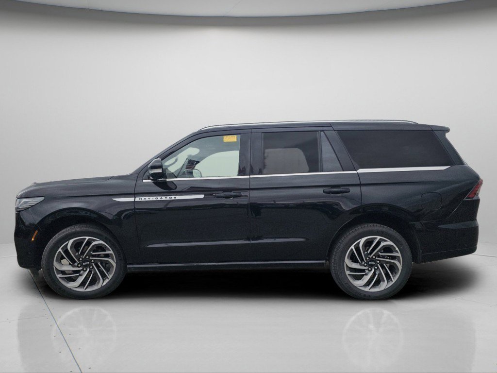 Used 2025 Lincoln Navigator Reserve image 22