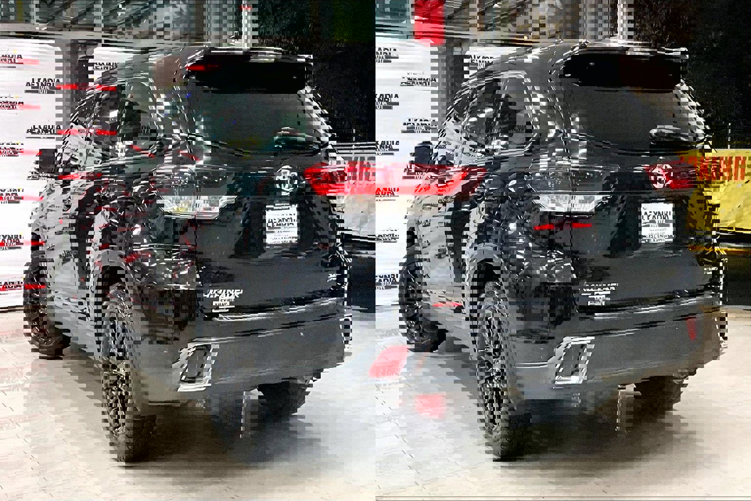 Used 2019 Toyota Highlander SE image 11