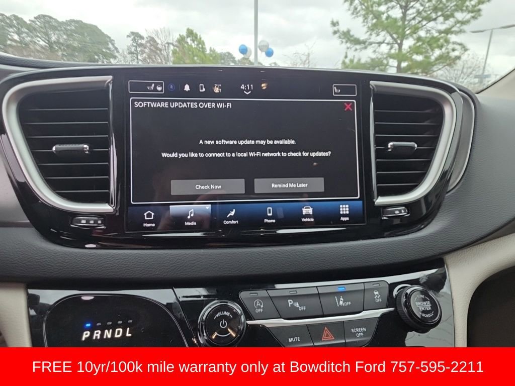 Used 2023 Chrysler Pacifica Touring-L image 16