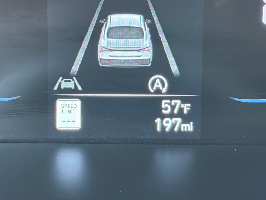 Used 2025 Hyundai Elantra SE image 21