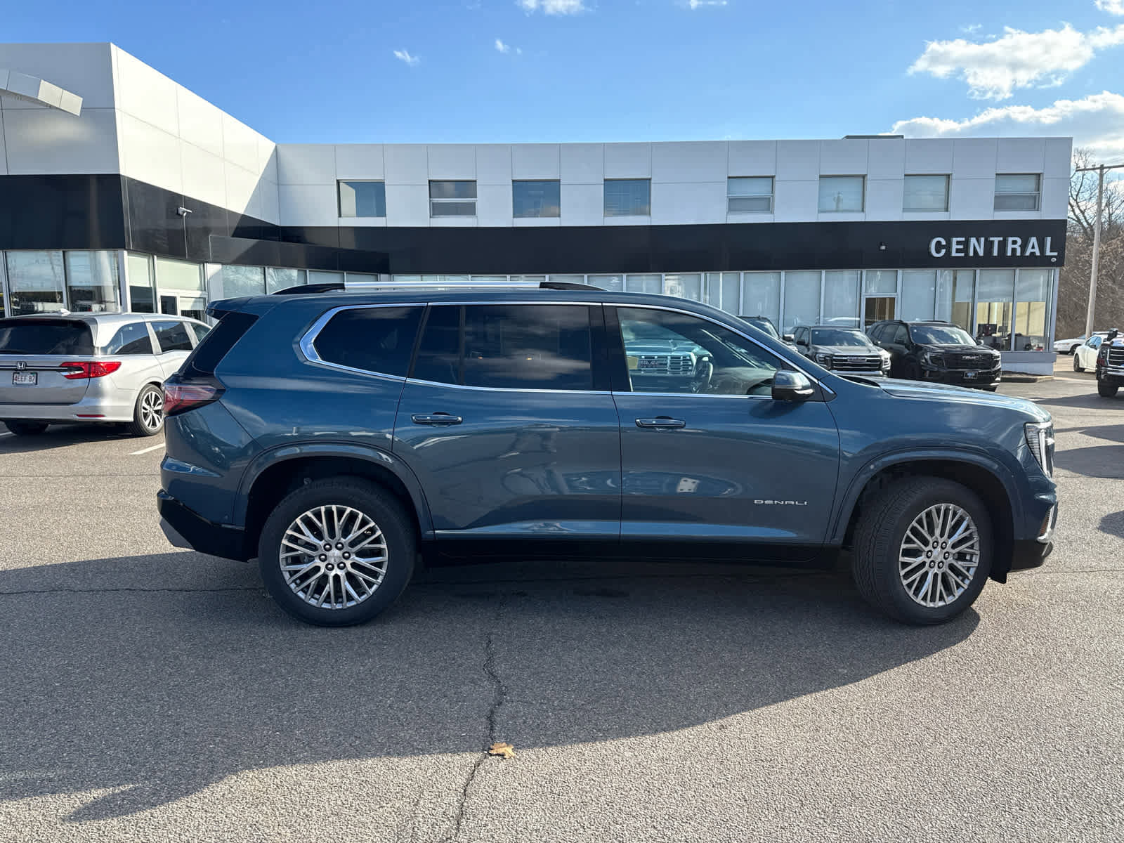 New 2026 GMC Acadia Denali w/ Super Cruise Package image 8