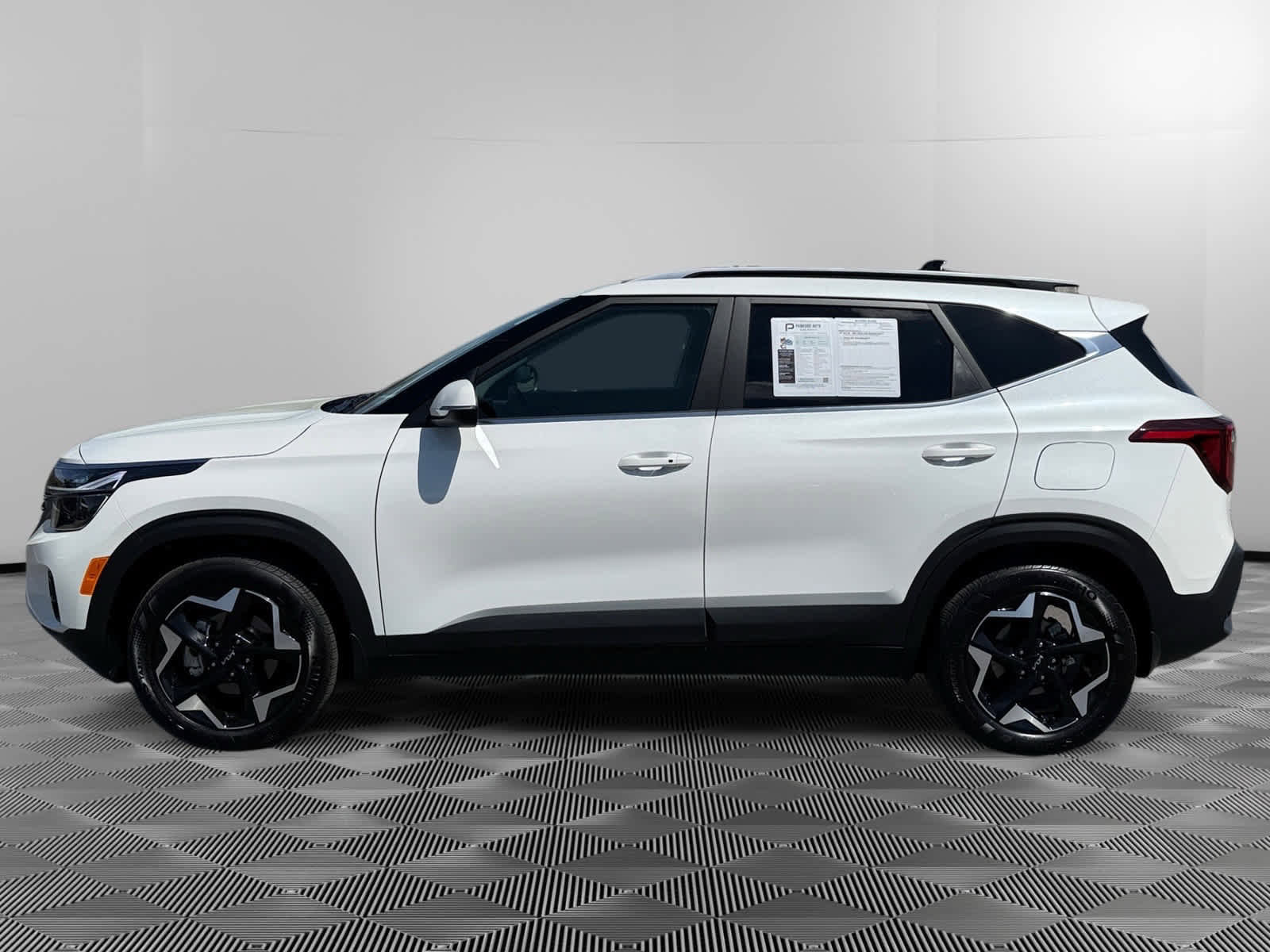 Used 2025 Kia Seltos EX w/ EX Sunroof Package image 2