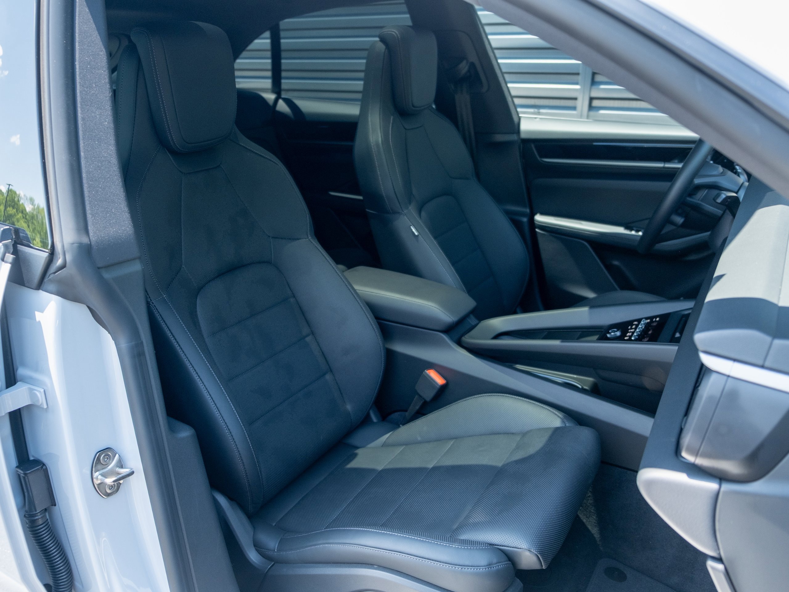 Used 2025 Porsche Macan Electric image 32