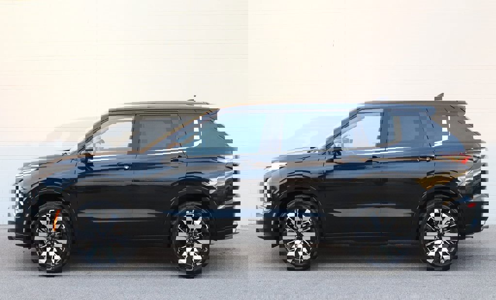 Used 2025 Mitsubishi Outlander SE image 8