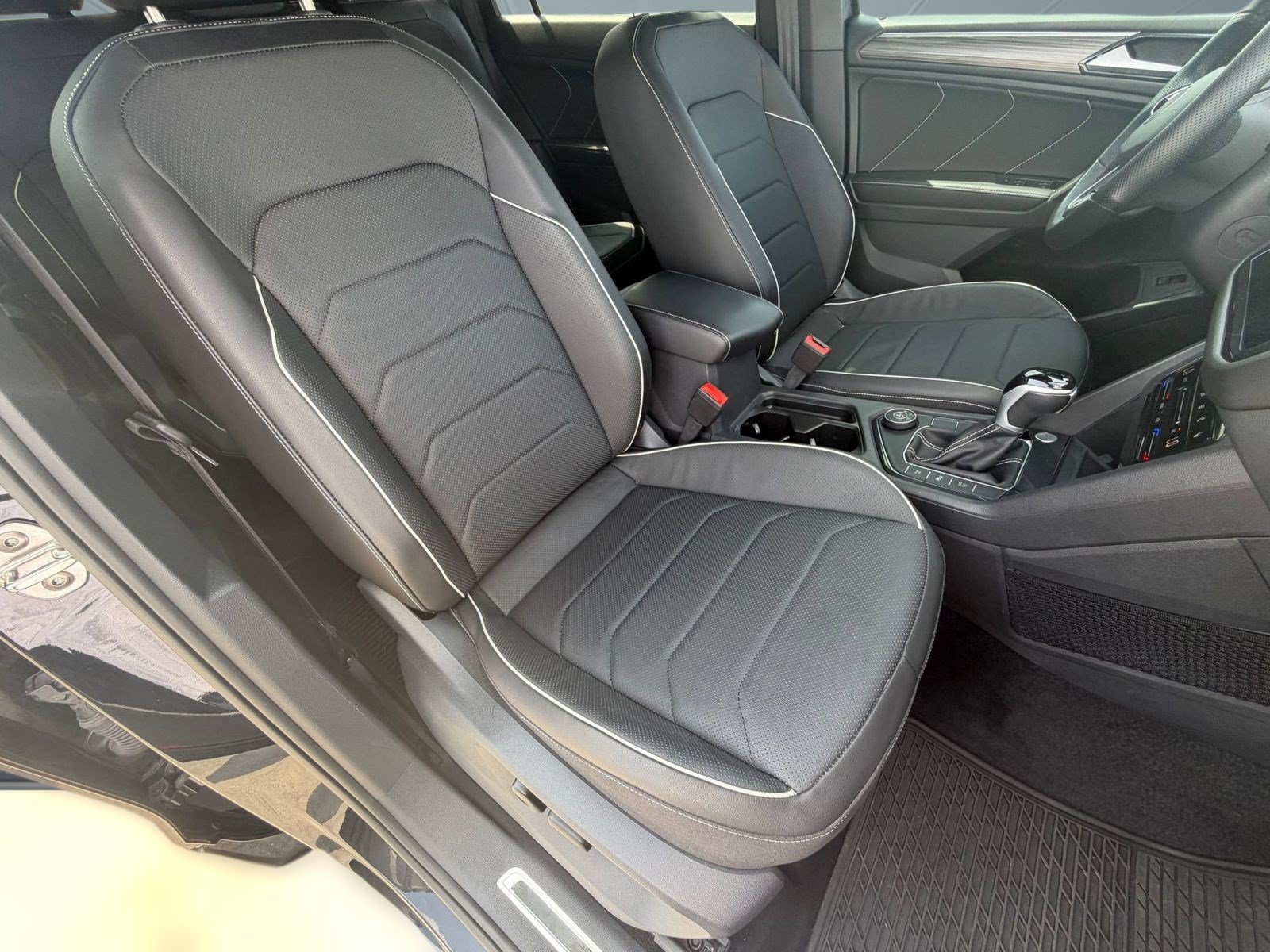 Used 2024 Volkswagen Tiguan SEL R-Line w/ MDO Package, Two-Row AWD/4WD image 25