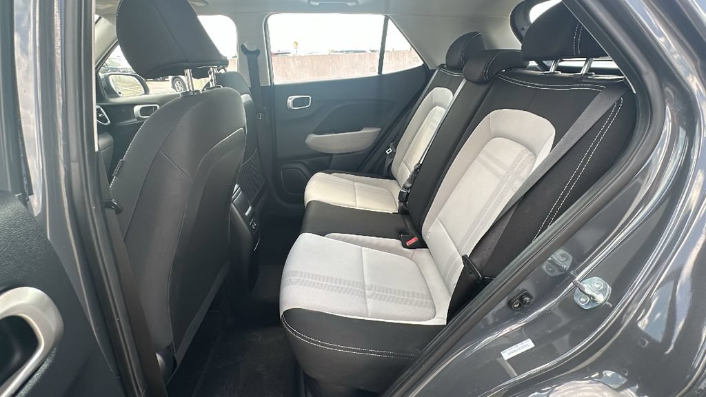 Used 2025 Hyundai Venue SEL FWD image 32