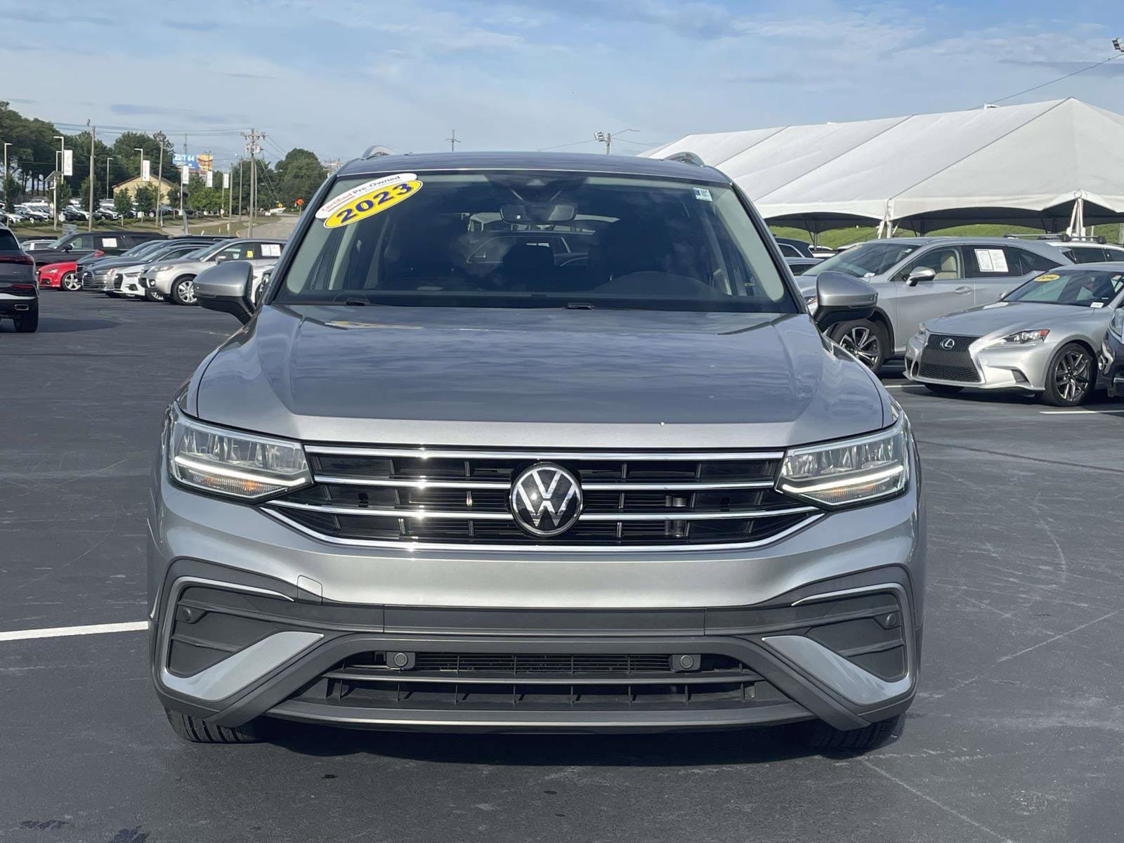 Certified 2023 Volkswagen Tiguan SE w/ Panoramic Sunroof Package FWD image 2