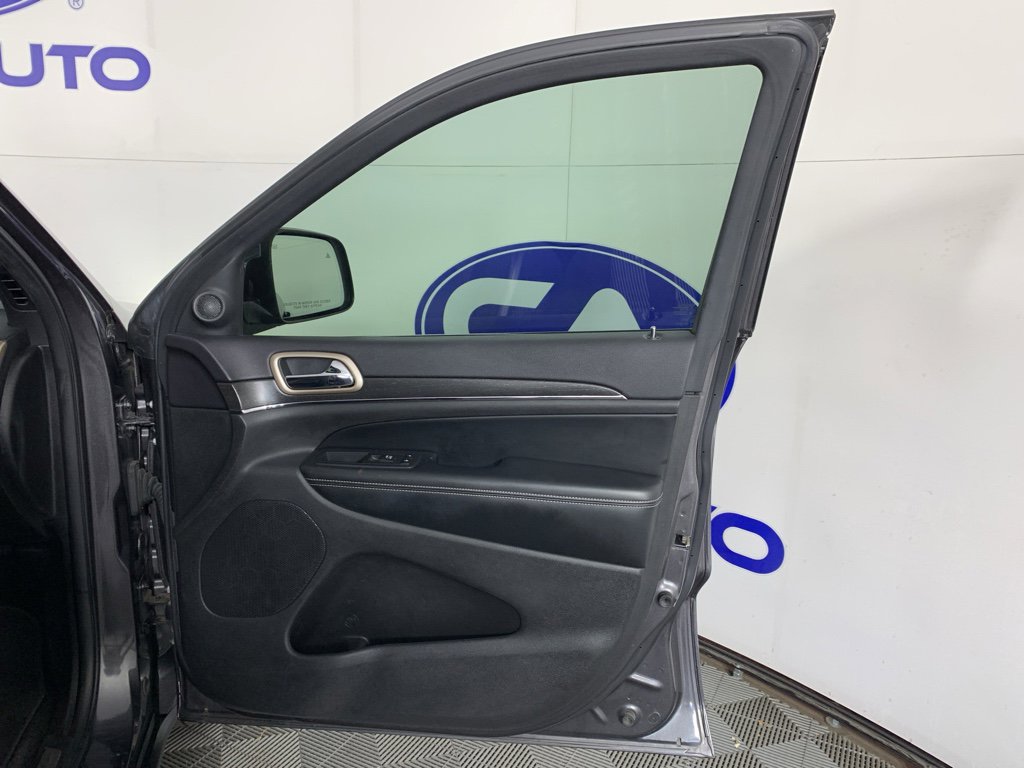 Used 2017 Jeep Grand Cherokee Limited w/ Luxury Group II image 41