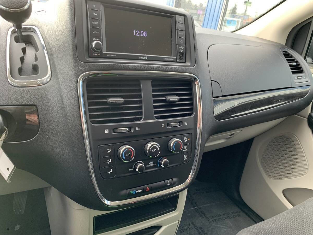 Used 2019 Dodge Grand Caravan SE w/ UConnect Hands-Free Group image 12