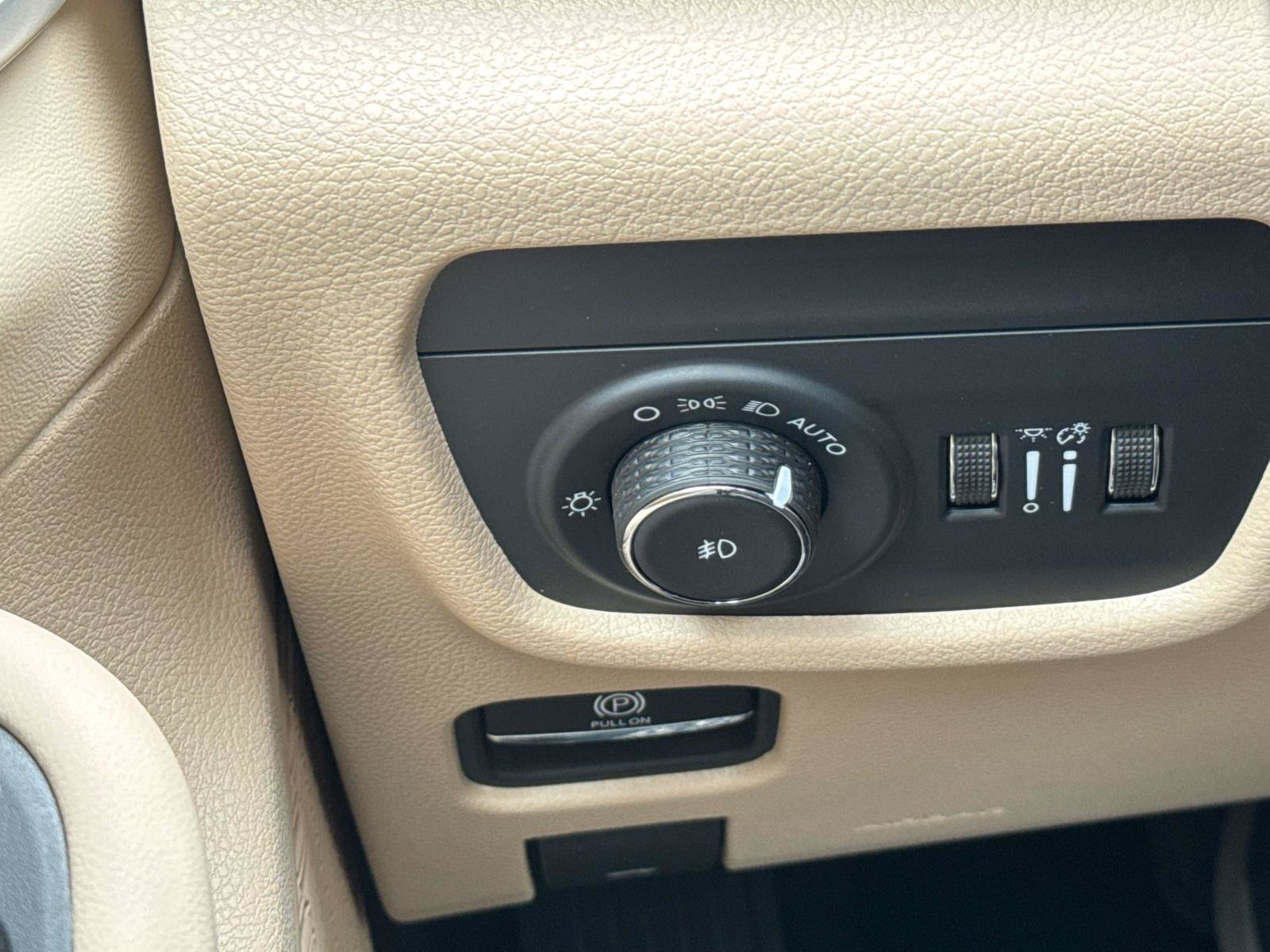 Used 2025 Jeep Grand Cherokee Limited AWD/4WD image 14