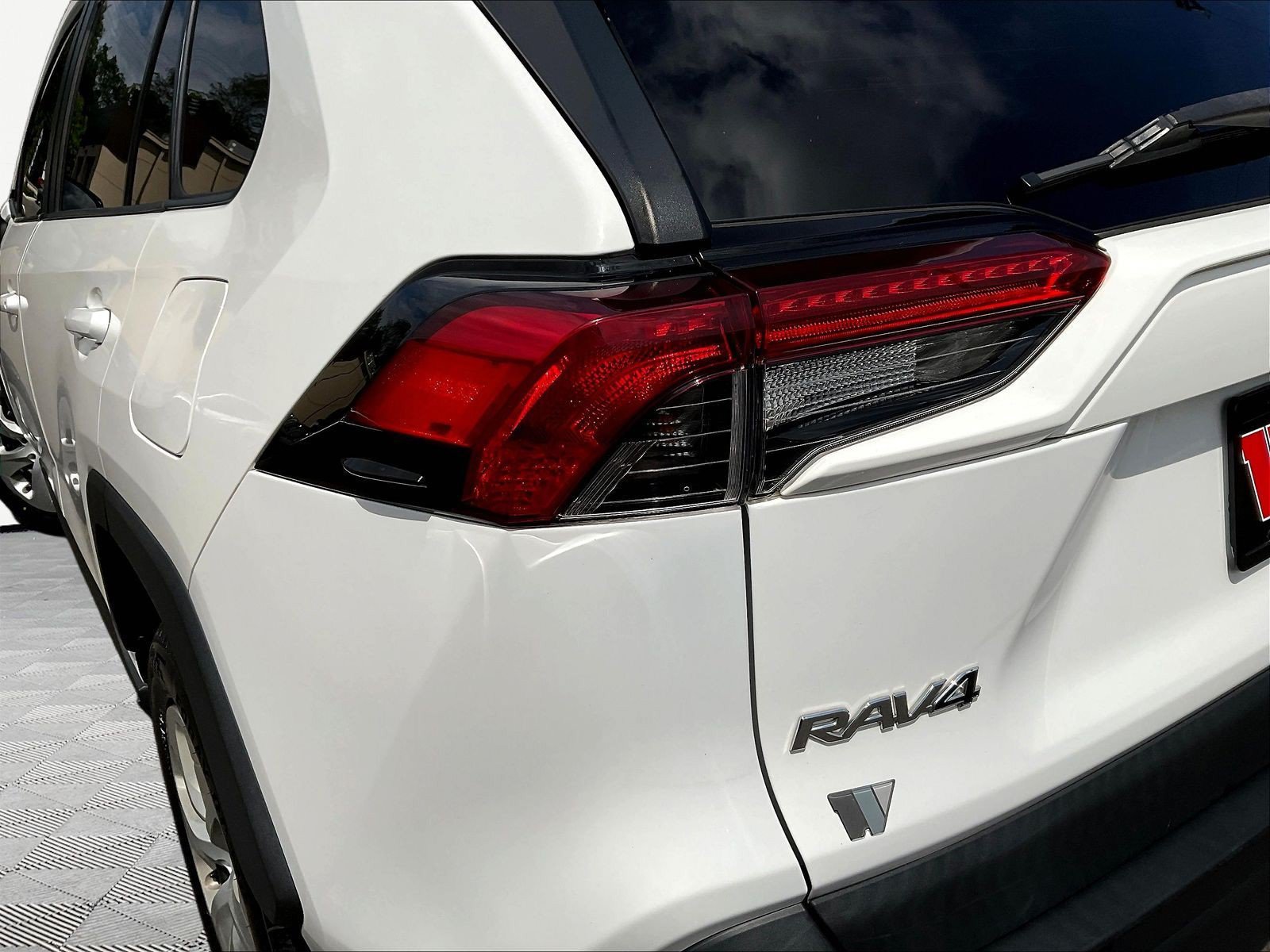 Used 2019 Toyota RAV4 LE AWD/4WD image 23