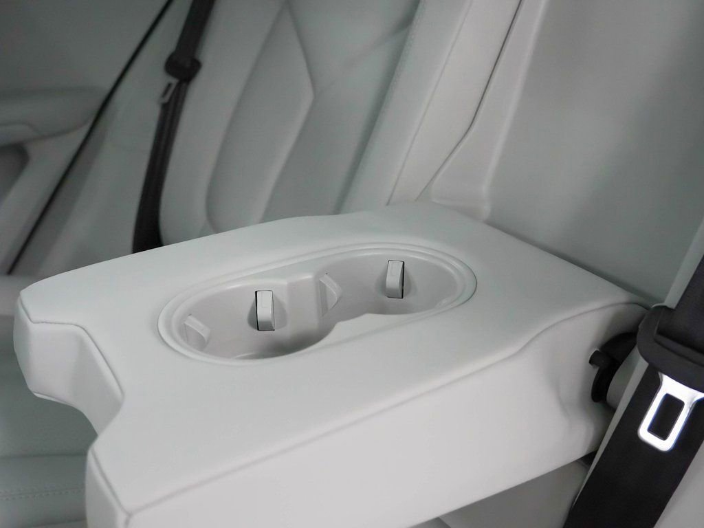 Used 2025 Porsche Macan image 19