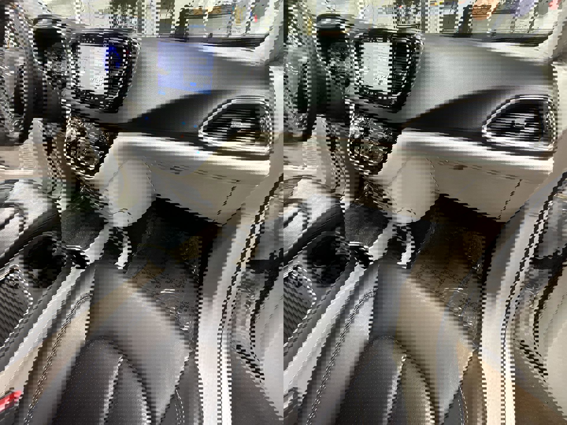 Used 2023 Chrysler Pacifica Touring-L image 30