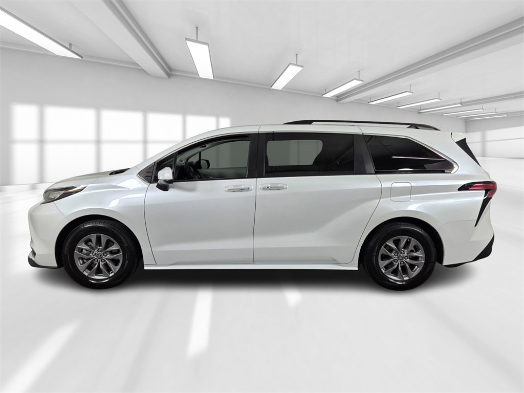 Used 2022 Toyota Sienna XLE image 3