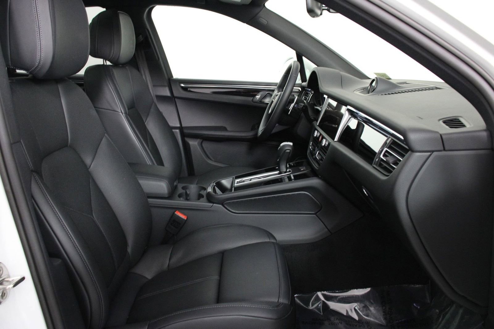 Certified 2025 Porsche Macan image 31