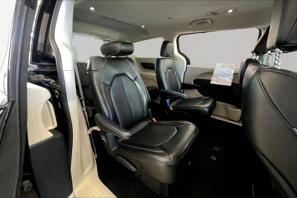 Used 2024 Chrysler Pacifica Touring-L FWD image 24
