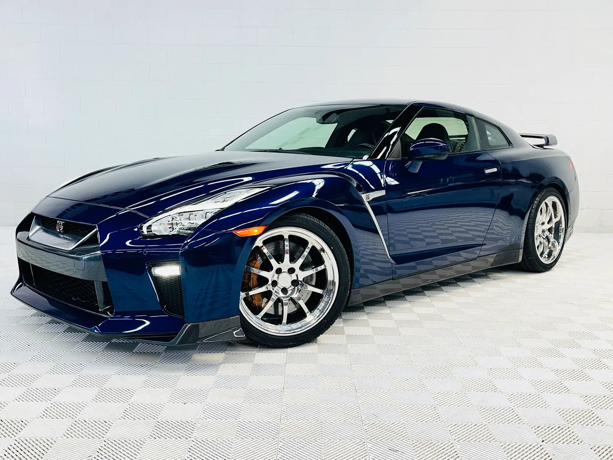 Used 2015 Nissan GT-R Premium image 12