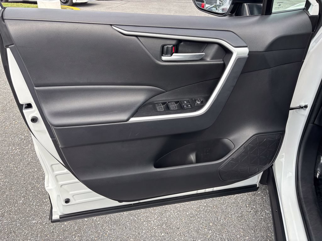Used 2025 Toyota RAV4 XLE AWD/4WD image 16