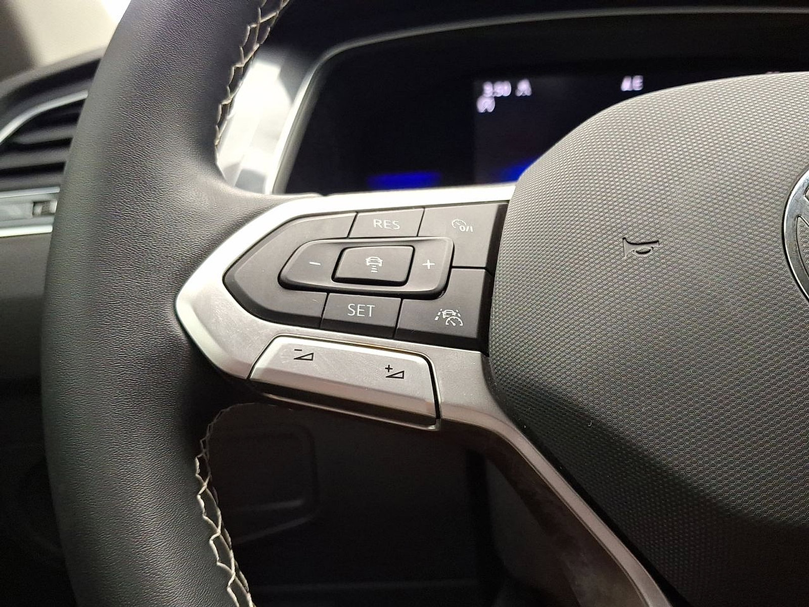 Used 2022 Volkswagen Tiguan SE image 17