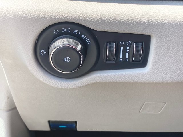 Used 2024 Chrysler Pacifica Touring-L FWD image 17