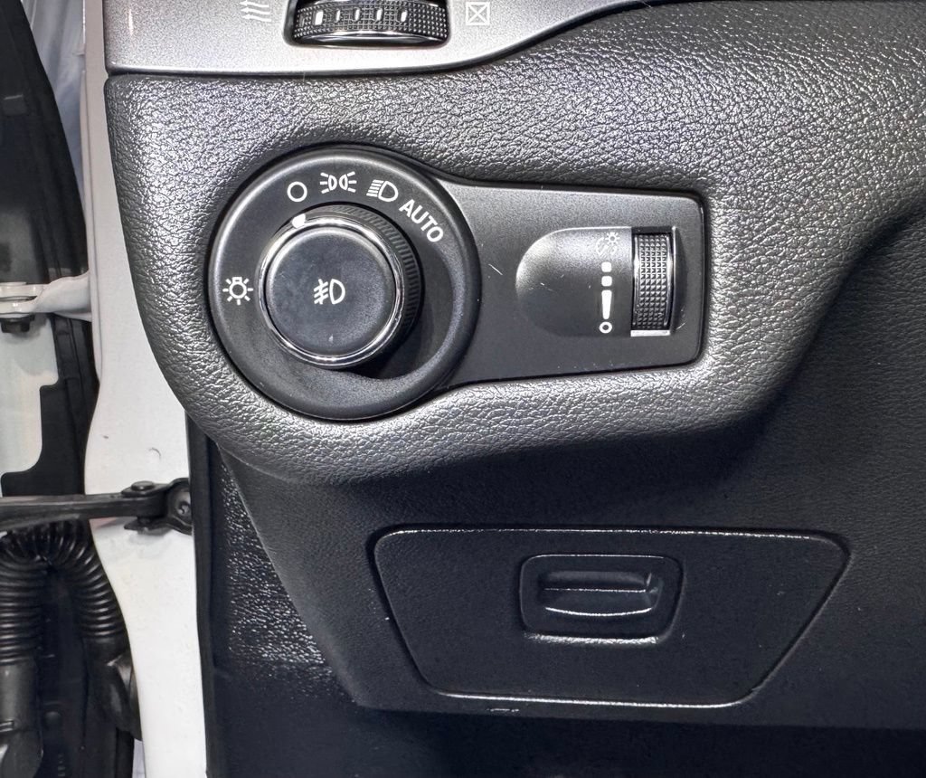 Used 2019 Jeep Cherokee Latitude w/ Popular Appearance Group AWD/4WD image 24
