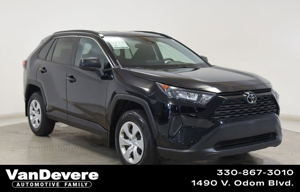 Used 2021 Toyota RAV4 LE image 1