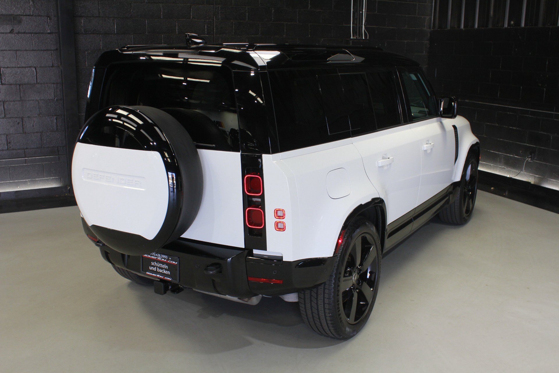 Used 2025 Land Rover Defender 110 X-Dynamic SE AWD/4WD image 16