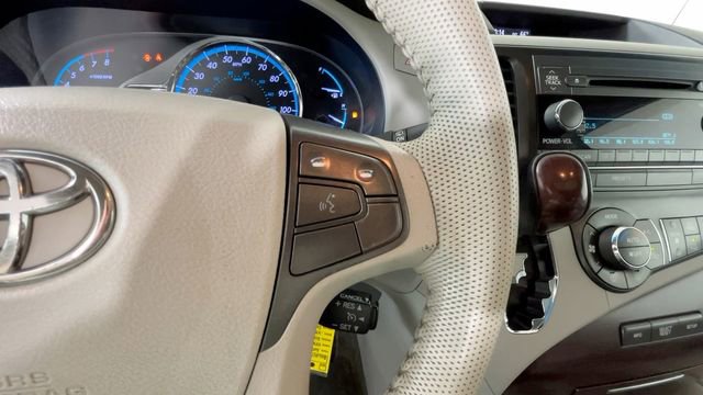 Used 2012 Toyota Sienna XLE FWD image 25