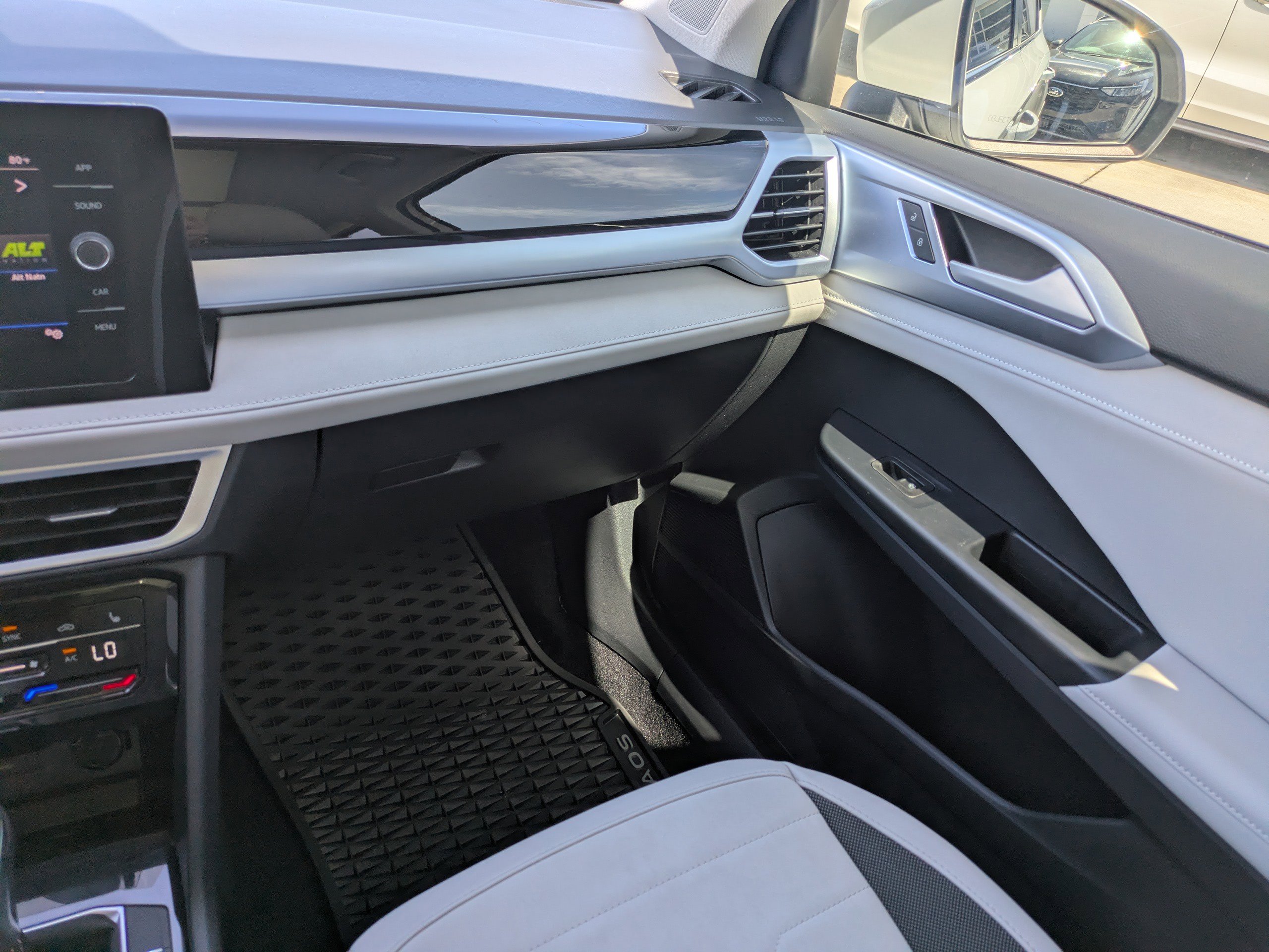 Certified 2025 Volkswagen Taos SE image 17