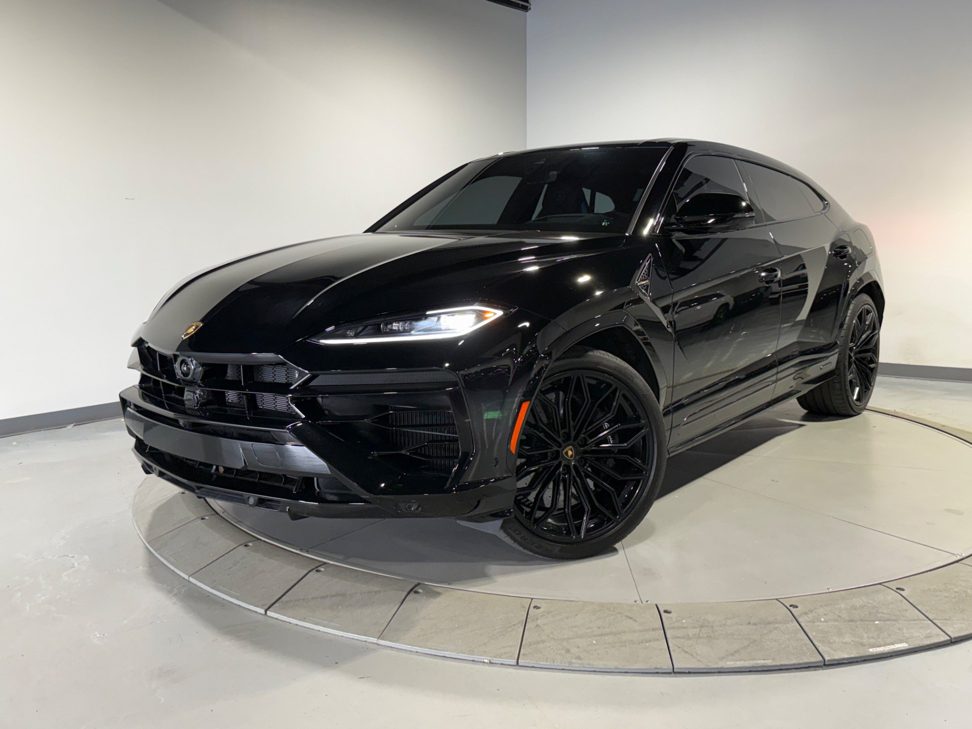 Used 2025 Lamborghini Urus SE AWD/4WD image 1