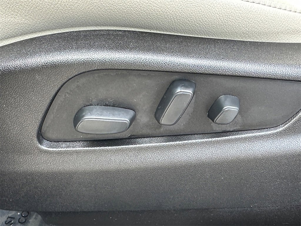 Used 2019 Cadillac XT4 Luxury w/ Cold Weather Package image 10