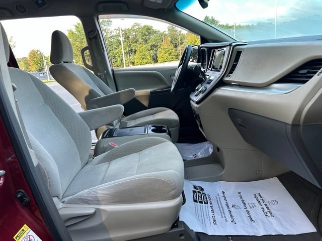 Used 2015 Toyota Sienna LE FWD image 27