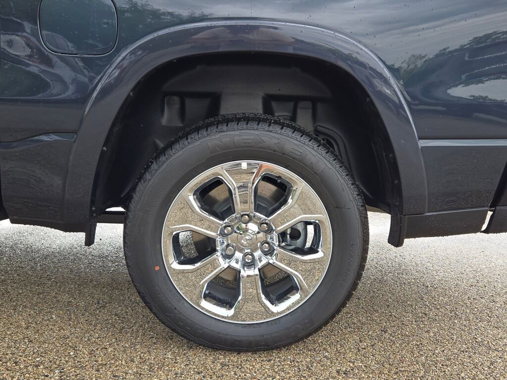 New 2026 RAM 1500 4x4 Crew Cab image 17