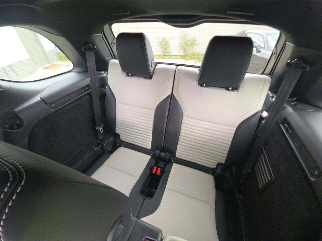Used 2023 Land Rover Discovery Metropolitan Edition AWD/4WD image 9