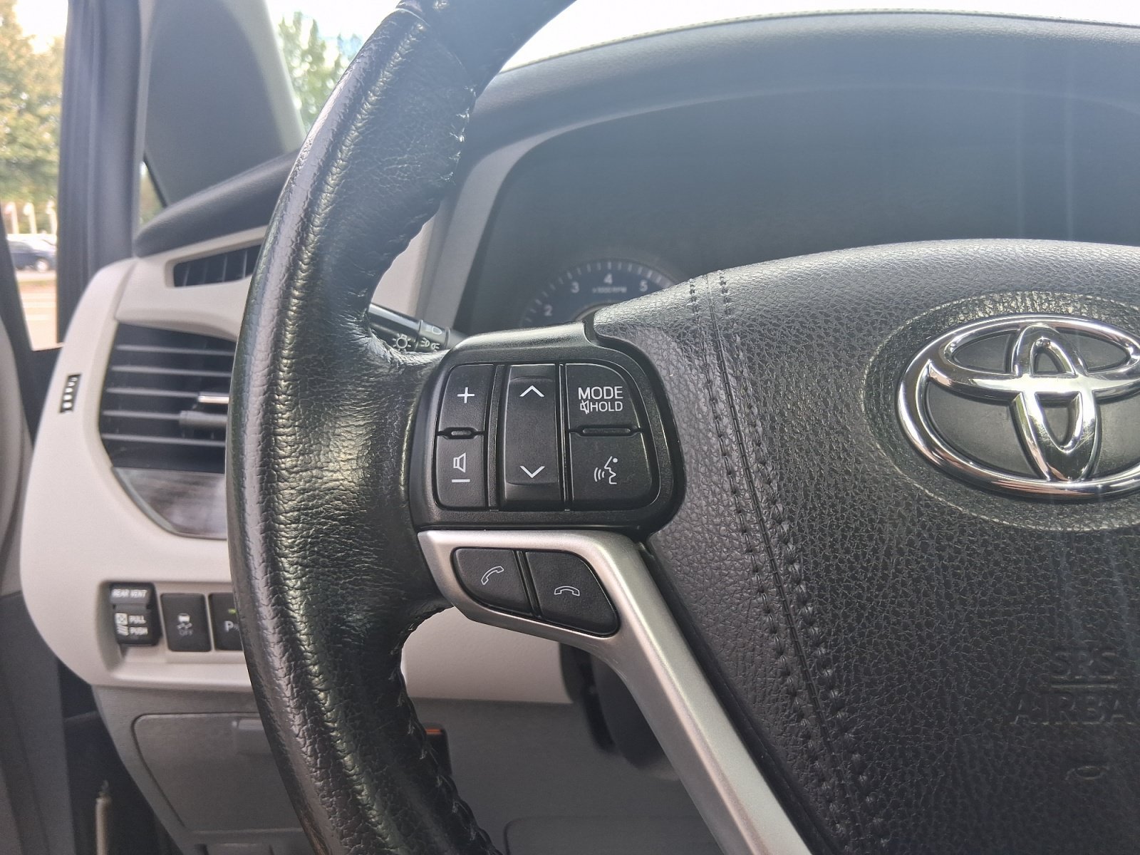 Used 2020 Toyota Sienna XLE w/ XLE Navigation Package FWD image 22