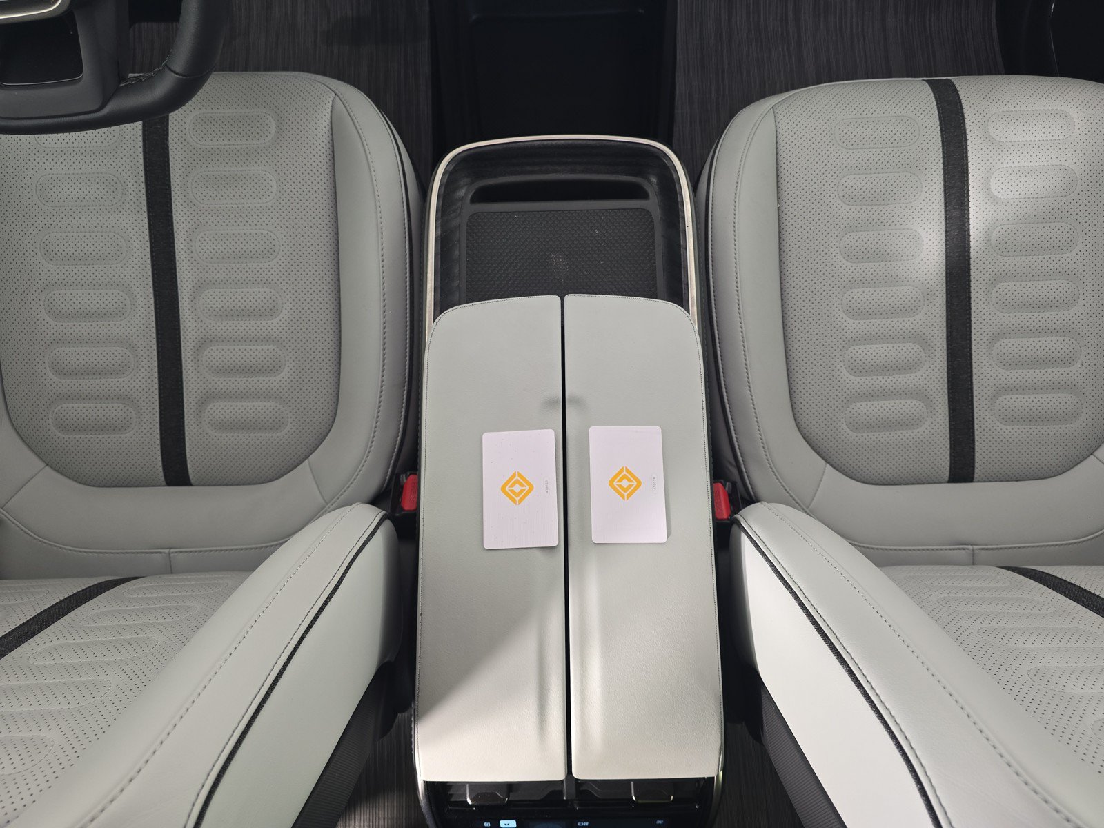 Used 2024 Rivian R1S Adventure AWD/4WD image 31