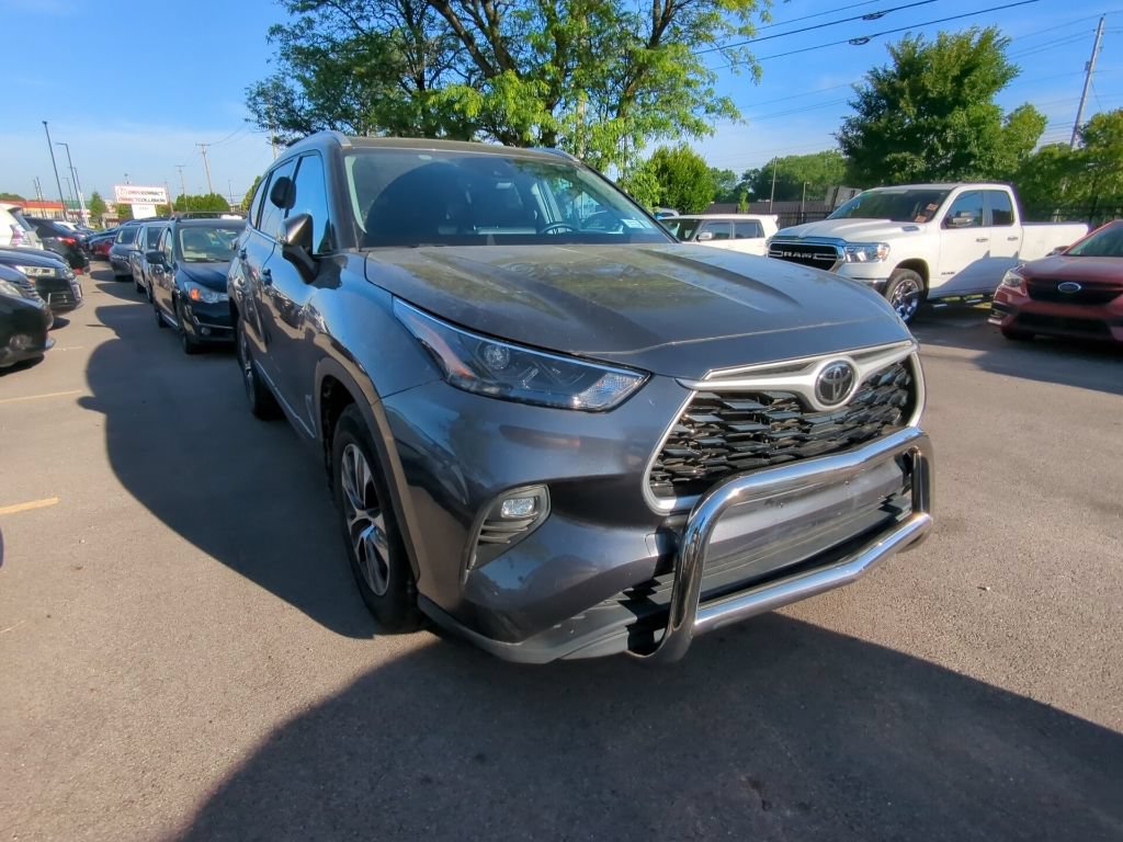 Used 2022 Toyota Highlander XLE AWD/4WD image 2