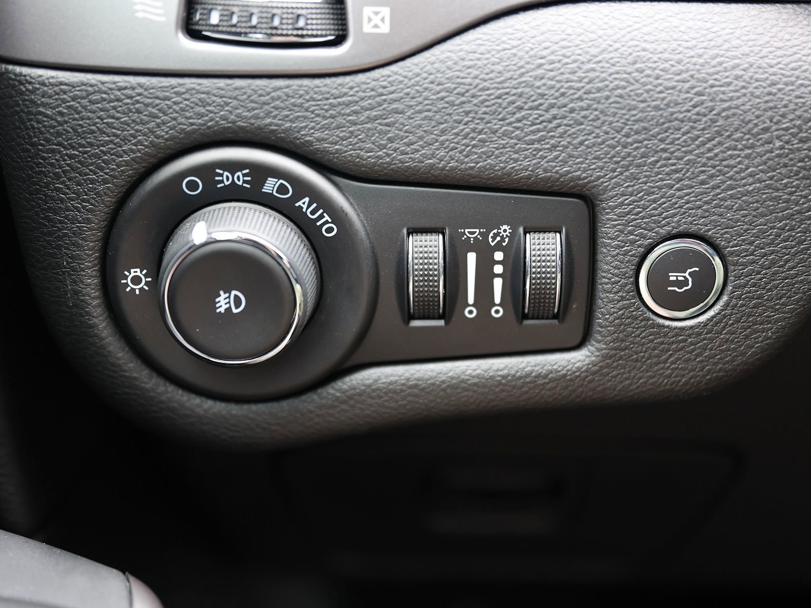 Used 2021 Jeep Cherokee Latitude Lux w/ Comfort/Convenience Group image 36