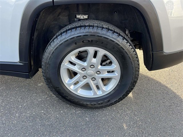 Used 2023 Jeep Grand Cherokee Laredo image 10