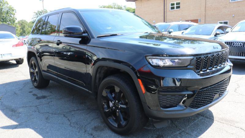 Used 2023 Jeep Grand Cherokee Altitude RWD image 3
