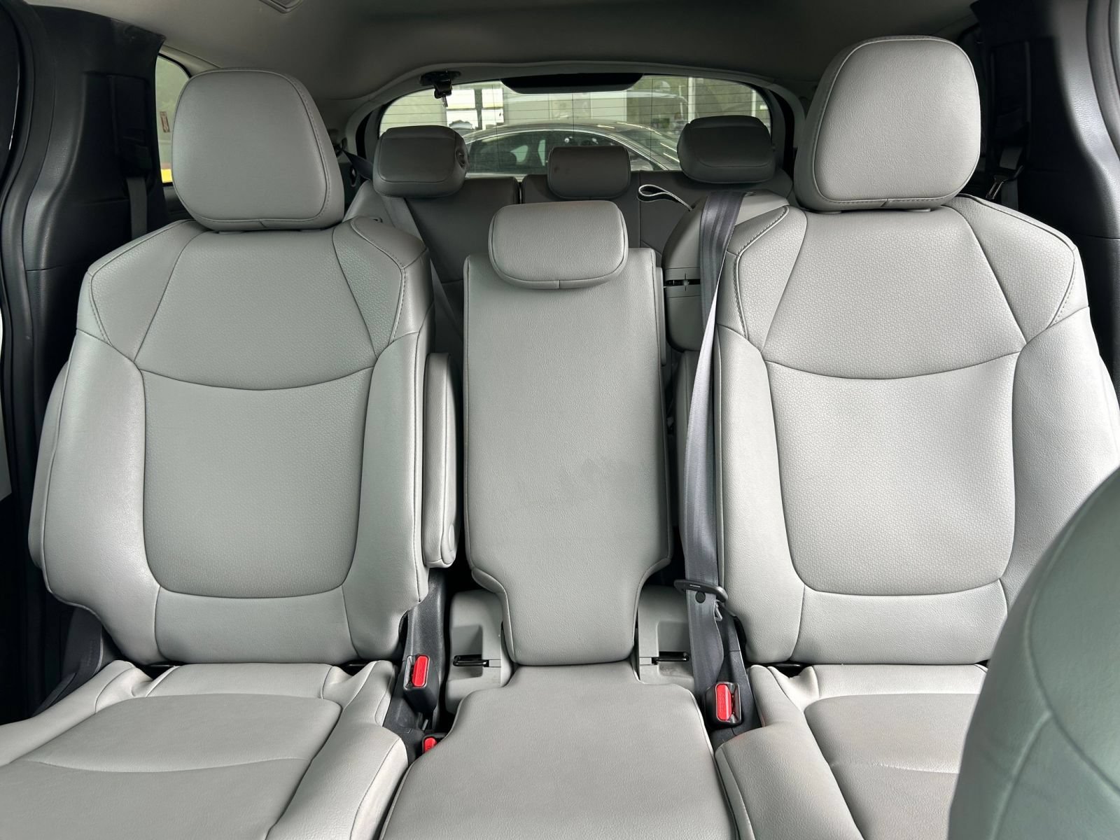 Used 2025 Toyota Sienna XLE FWD image 35
